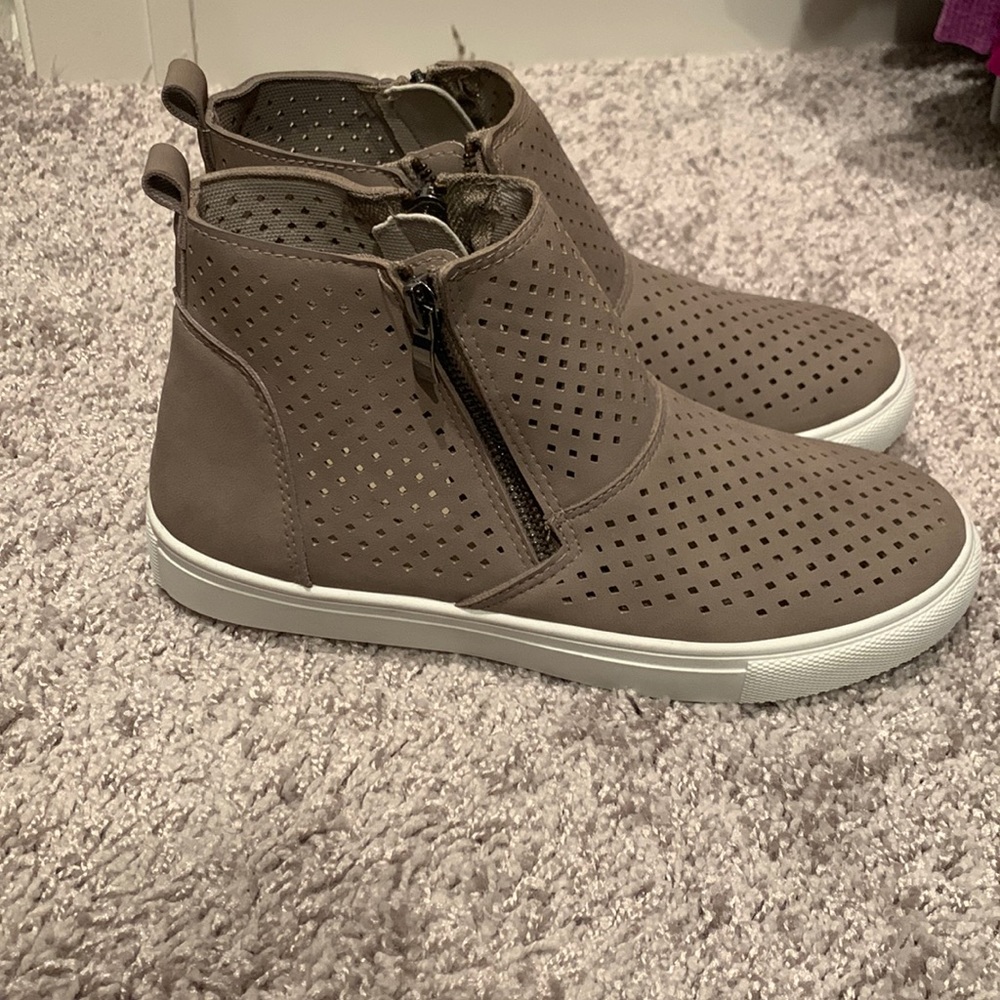 Women’s light brown/tan booties, Size: 8